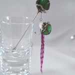 クジャクの羽根のハットピン・ラペルピン 蝶モチーフ【手仕事】