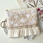 【再販】【受注制作】［white］インド刺繍リボン　合皮　フェイクレザー　カラビナ付きポーチ
