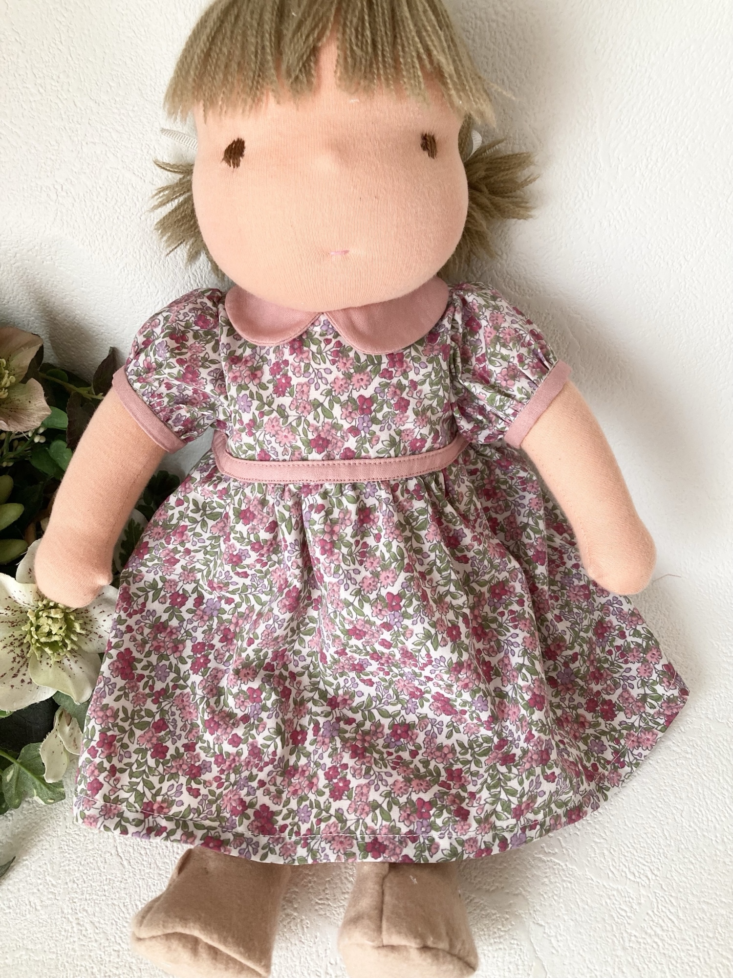 花柄ワンピースの女の子　ハンドメイド　ドール　お人形　ウォルドルフ人形風 ドール人形ワンピース モール人形服 ミニドールドレス モールド