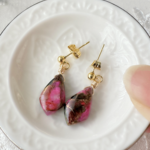 《限定１点》ピンクダルメシアンコッパーターコイズの一粒ピアス／イヤリング　天然石  揺れる 金属アレルギー対応 希少 おしゃれ 個性的 エキゾチック