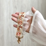 New color！アシメフリルの刺繍ハンドストラップ（サーモンピンク）