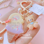 くまちゃんのダブルアイスクリーム　ハンドメイドレジン　キーホルダー　ハンドメイドキーホルダー　シャカシャカキーホルダー　シェイカーキーホルダー　くま　アイスクリーム　夏