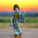 リカちゃんサイズ　🩵💛少しだけくすんだブルーに花柄の浴衣とからし色の帯のセット　浴衣と共布の巾着付き
