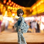 リカちゃんサイズ　🩵💙白地にブルーの小花柄の浴衣とピーコックグリーンの帯のセット　浴衣と共布の巾着付き