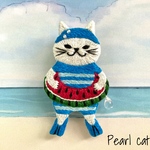 【再販】スイカの浮き輪で夏休み猫の刺繍ブローチ【白猫】