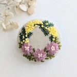ミモザとマーガレットのリース刺繍ブローチ