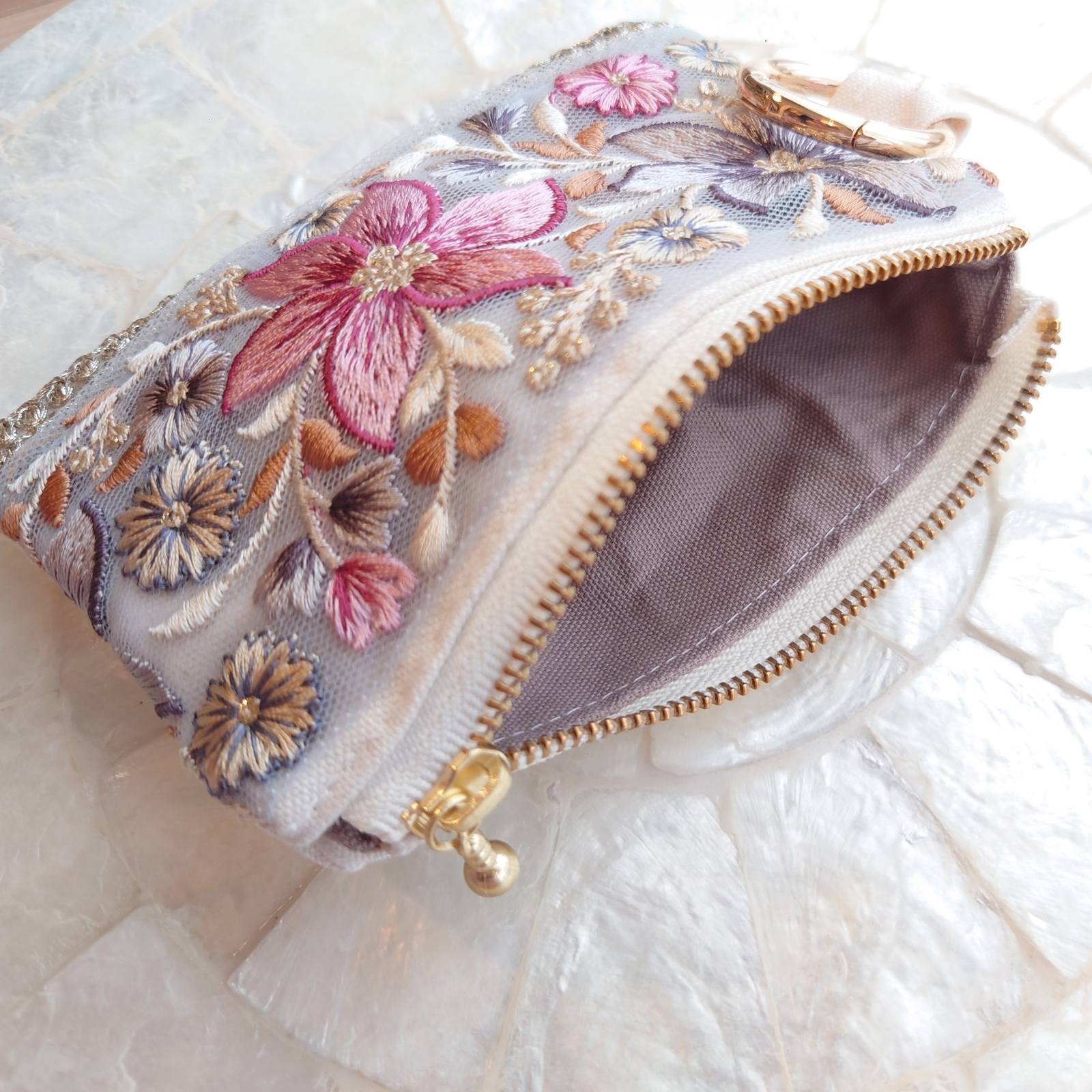 キラキラ⭐️　あんぱん＆インド刺繍リボンポーチ 1562a8a30deaa7377b19dd7e5b3a7d