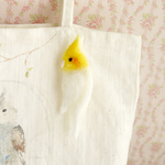 ふわふわ小鳥ブローチ　オカメインコ（ルチノー）