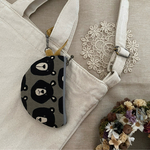 ミニポーチ　半月のかたち　ミニ持ち手付き