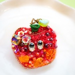 とっても美味しそう！な、リンゴちゃんブローチ🍎(兼ネックレス)【受注制作】
