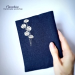ストレスフリー・手触りが良く指先が気にならないリネンのブックカバー【ドライデイジー・ネイビー】手刺繍　文庫本