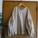 naturl*スカラップベージュぷっくりお袖のブラウス