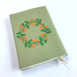 花の刺繍のブックカバー