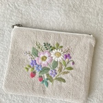 リネンと刺繍の花刺繍のポーチ
