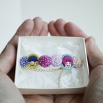 刺繍とビーズのブレスレット　【にっこりカラフル】