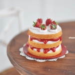 苺のネイキッドケーキ