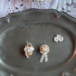 ミニかごと カンカン帽のピアス ちょうちょ付き