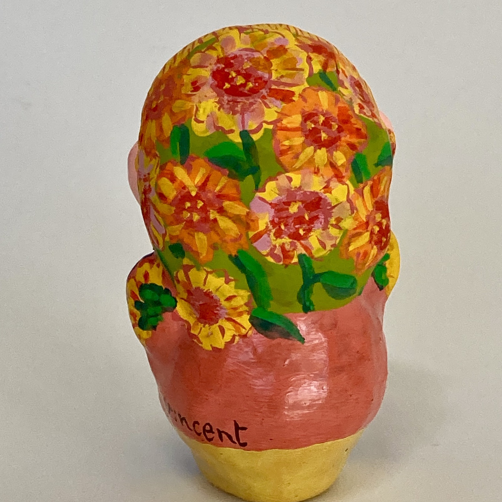 変幻自在のアート: ゴッホとひまわりの花瓶張り子オブジェ