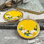 2個 レザー風 刺繍 フラワー チャーム