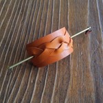 ★スペアA★革のかんざしバレッタ(マジェステ)　キャメル三つ編
