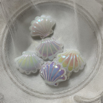 シェルパーツ　ホワイト　２個セット　オーロラシェルパーツ　クリアカボション　資材　キラキラ　デコパーツ　カボション　パール　パーツ　貝殻　シェルモチーフ　貝殻モチーフ　夏