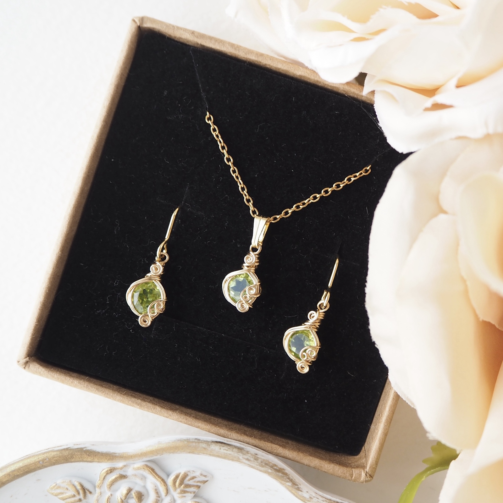 お得なセット✨ ペリドット ネックレス ピアス/イヤリング 8月誕生石 宝石質 フカネ巻き ワイヤーラッピング 14kgf サージカルステンレス シンプル 上品 ギフト 送料無料