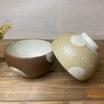 大きな水玉模様のごはん茶碗（アイボリー、ブラウン各1点）