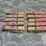 ピンクの花柄とドットの木製ピンチ