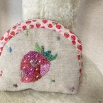 ミニポーチ　いちご  ダーニング刺繍