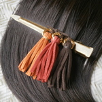 秋カラーのタッセルヘアクリップ　テラコッタ
