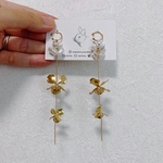 【送料無料】揺れる花びらとパールのイヤーカフ