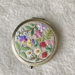【訳あり】コットンリネンと刺繍の野の花コンパクトミラー
