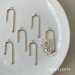 【2個】アシンメトリーデザインチャーム　ゴールド　14ｋ