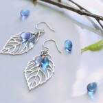 サージカルステンレス＊葉っぱとシアンの朝露ピアス＊マットシルバー＊イヤリングに変更可能＊リーフ＊チェコガラス