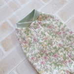犬服SS 花とみつばち 天竺 グリーン バックオープン(背中開き)✨送料無料✨