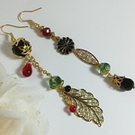 再販*sousou*華やか菊と孔雀羽のアシメピアス　イヤリング可