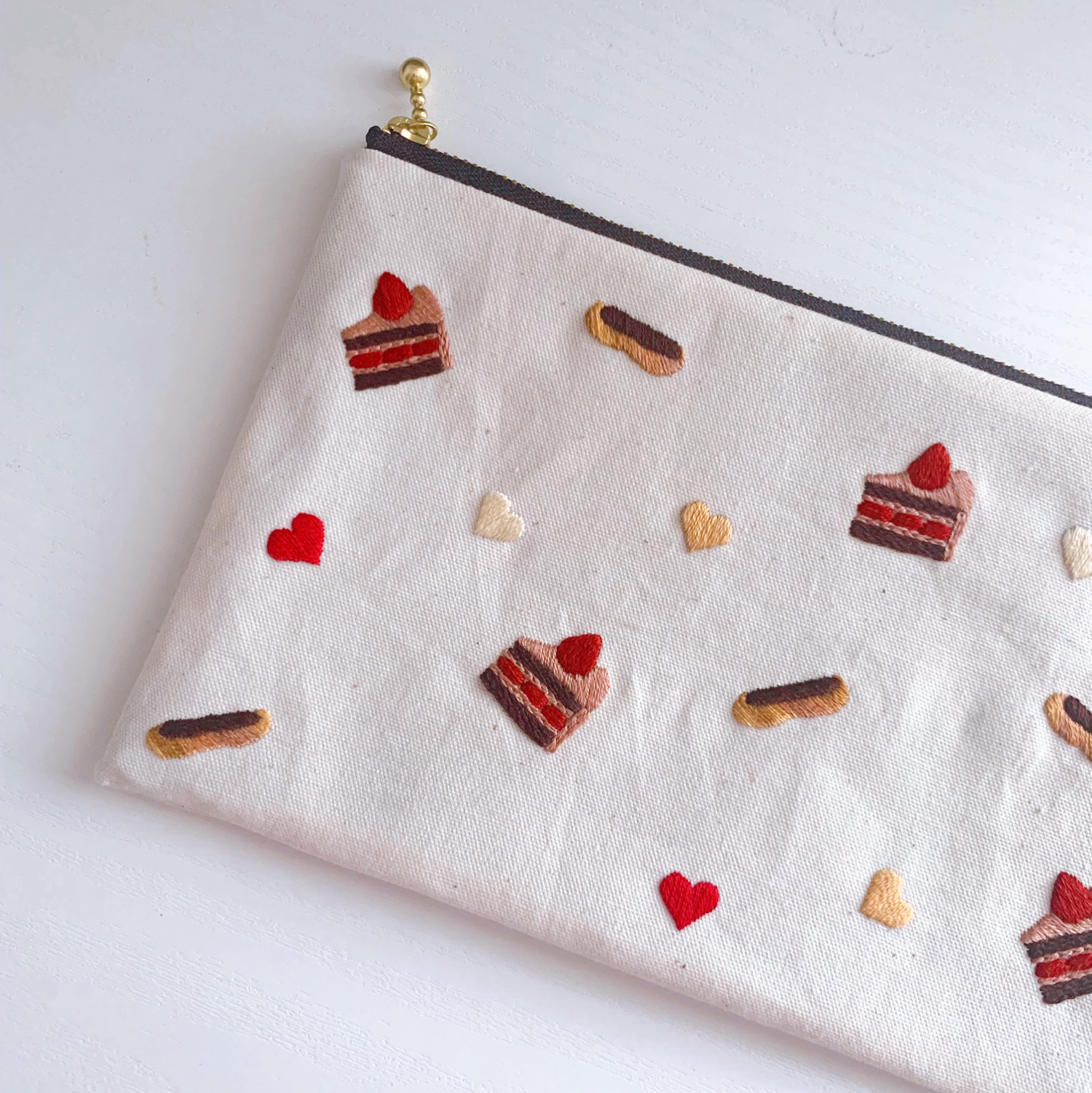 手刺繍】チョコレートスイーツたっぷりの刺繍ポーチ【20cmファスナー