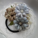 a79.手染め花 マーガレット シュシュ 髪飾り 可愛い布花 プレゼント 普段 お洒落 入学 結婚式 パーティー ナチュラル シンプル アンティーク シャビー アジュール　