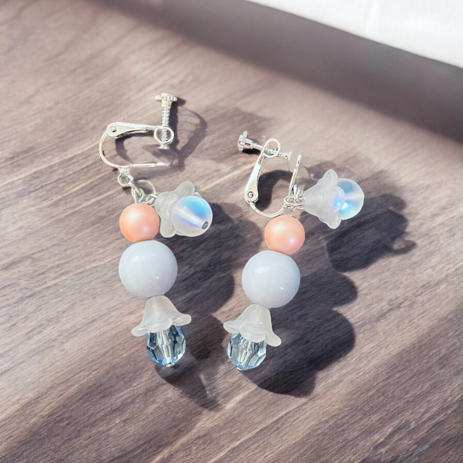 10mm x 10mm すずらんイヤリング すずらんピアス/イヤリング 白 | HandmadeShop mousse（ハンドメイド