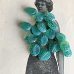 光る【4コセット】#czech beads#チェコビーズ　shell13✖️11㍉ lightjade green/black