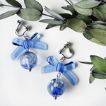 揺れるコバルトブルーリボンのレジンボールピアス/イヤリング