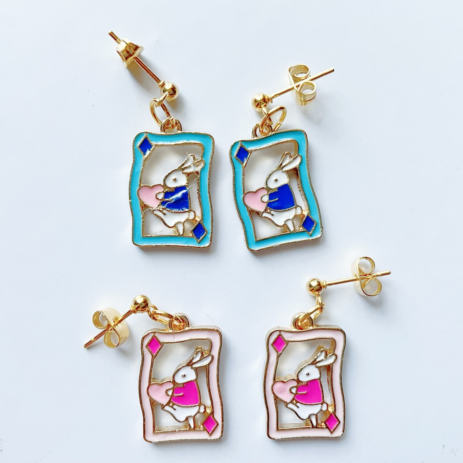 ฅ❤️ レジン　猫　アリス　不思議の国アリス　ピアス　イヤリング　ハンドメイド ฅ❤️ レジン猫アリス不思議の国アリスピアスイヤリングハンドメイド