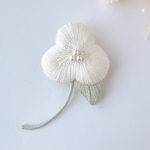 3枚花のふっくら刺繍ブローチ（白・ホワイト）