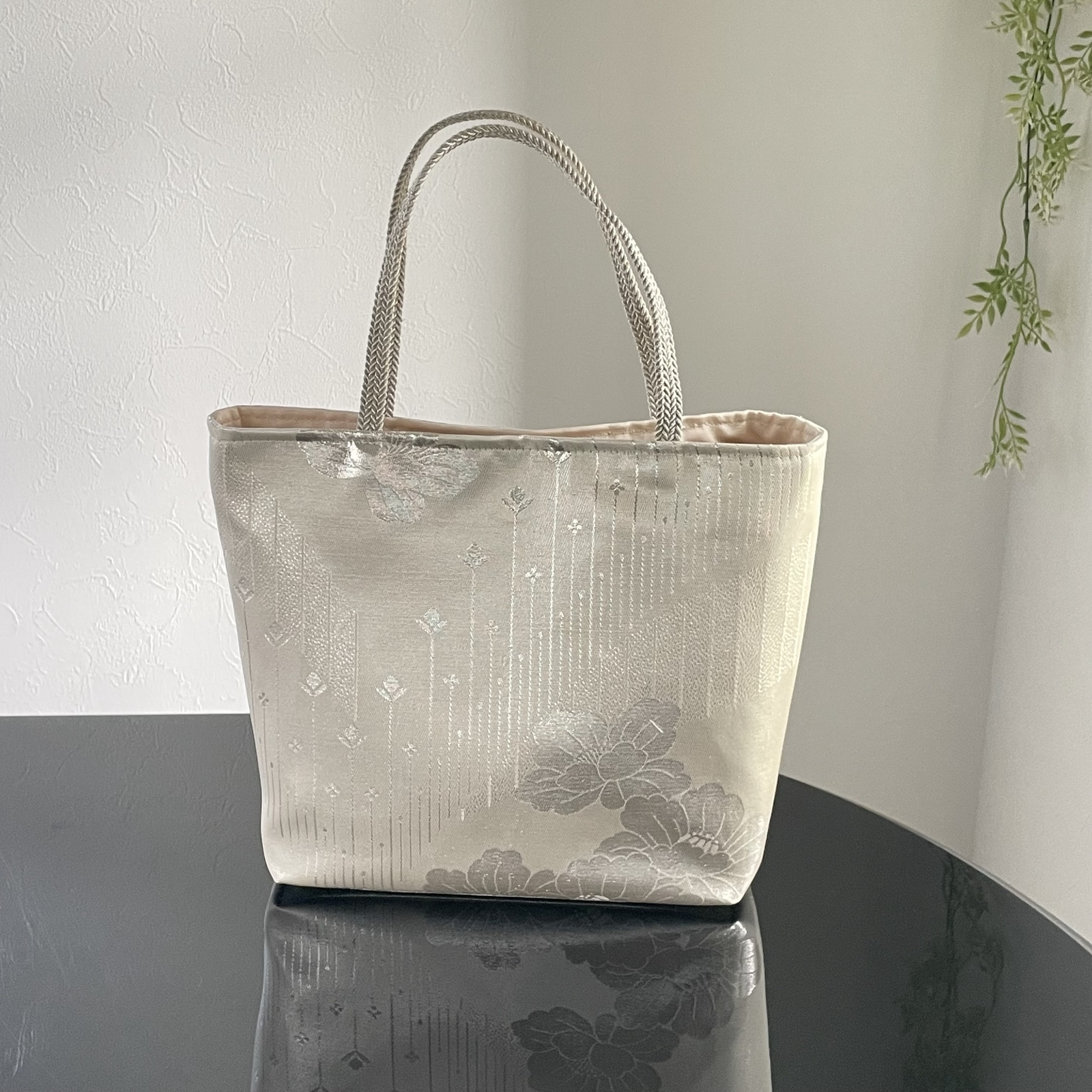 帯リメイクバッグ 銀の椿ピンクとシルバー Mサイズ 和装バッグ - 帯