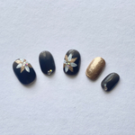 ベースのシアーブラックがカッコいい◼️手描き 白×金  花ネイル✾𓈒𓂂𓇬.