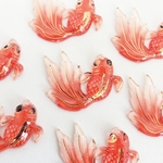 【8/9 発売】6個 金魚 和金 夏 夏祭り 尾びれ スプレー塗装 アクリル パーツ チャーム/赤(taimetalP-830) 中華 和風 アジアン
