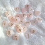 ハートのルーンストーン✨ピンク✨(25個の天然石、解説シート、ポーチの3点セット)