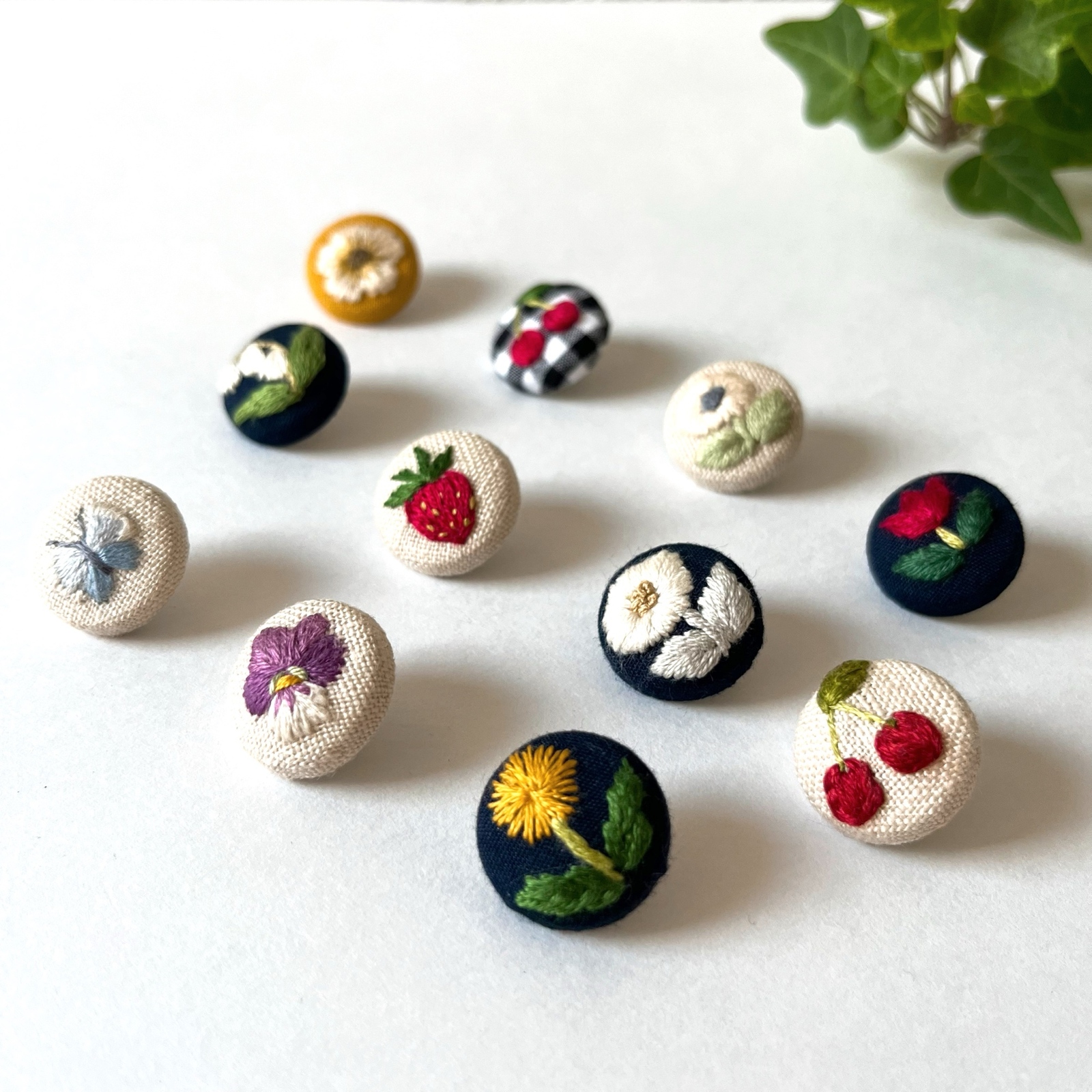 受注制作】選べる刺繍 くるみボタンセット - itonohaco'S
