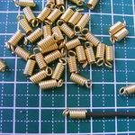 100個　ひも留めコイル ◎4×6㎜　ゴールド　エンドパーツ　バネ　コイルオコシ