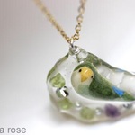 【SALE】インコのネックレス＊革ひもネックレスに変更可能＊レジン＊スワロフスキー＊天然石